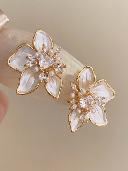 Boucles d'Oreilles Clous Fleur en Cristal Élégantes