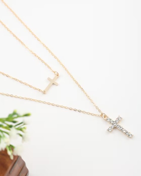 Collar en Capas con Cruz de Oro