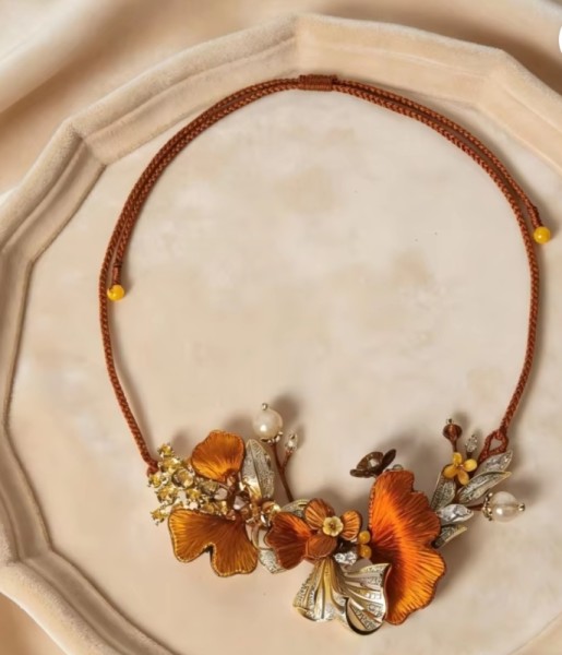 Collier à broderie traditionnelle