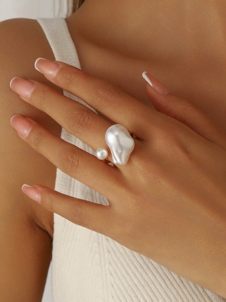 Fashionable Minimalist Pearl Ring