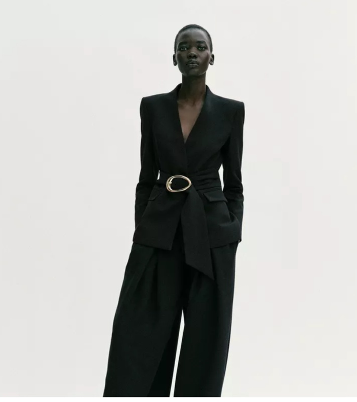 Костюм з блейзера і штанів з виточками з поясом