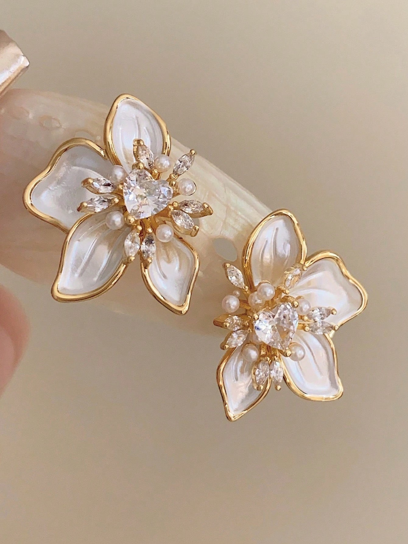 Boucles d'Oreilles Clous Fleur en Cristal Élégantes