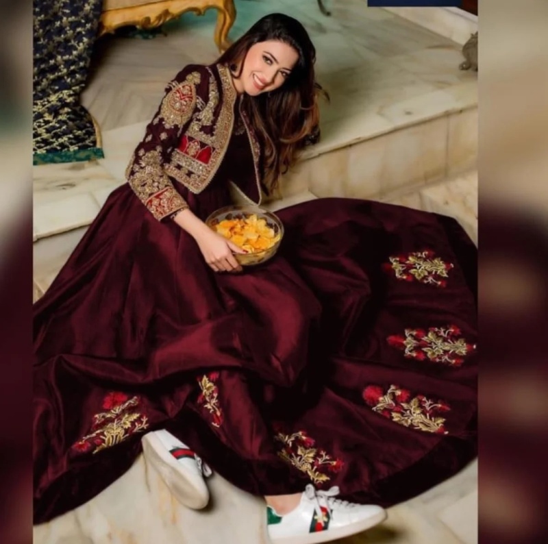 Maxi in seta ricamata con koti [Abbigliamento da relax]