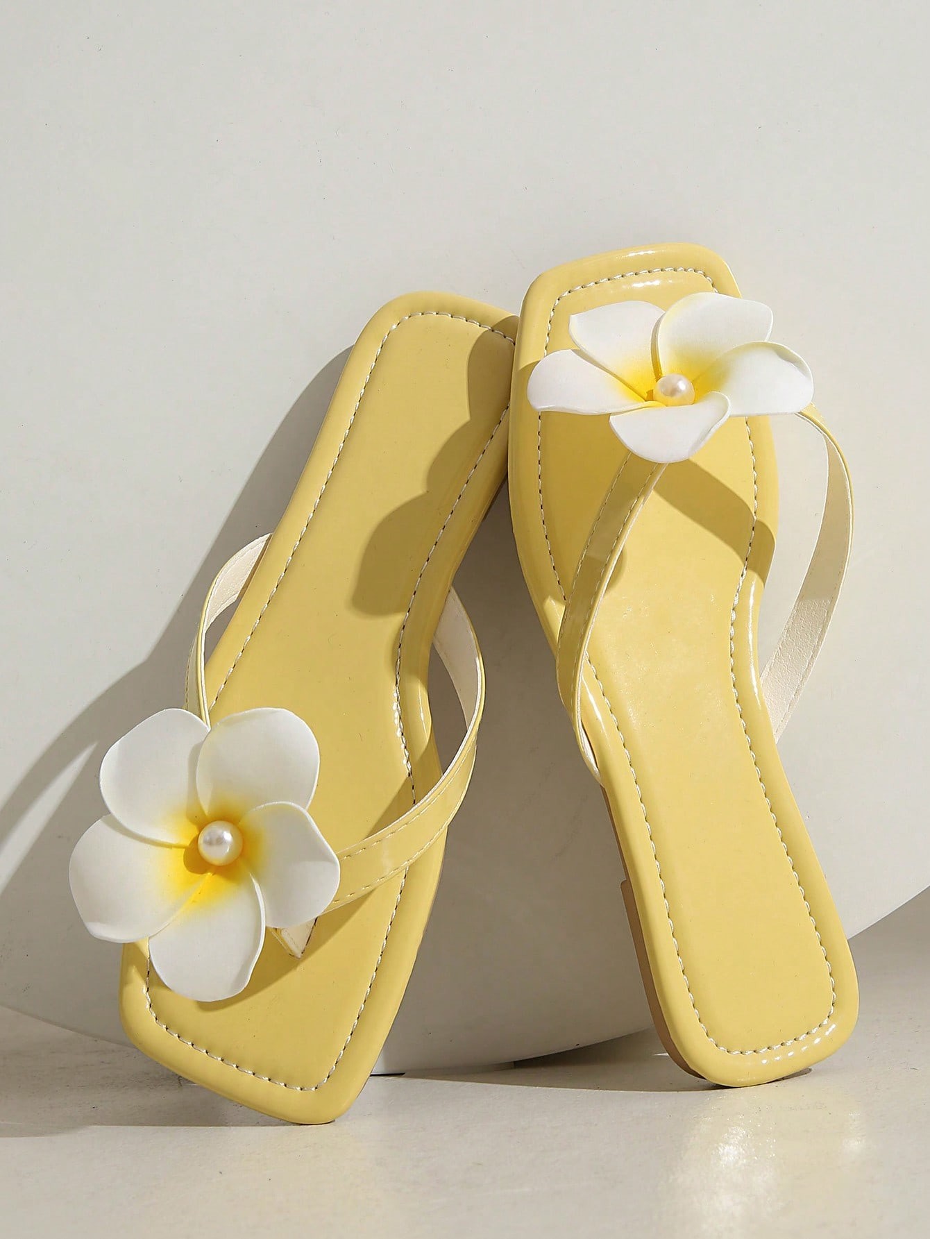 Sandalias de Dedo con Flor de Plumeria